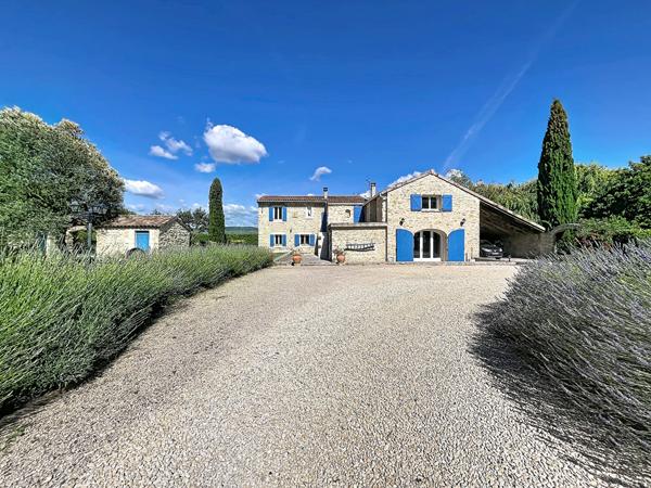 Mas en pierre de 269m²  avec parc de 4000m² , 6 chambres