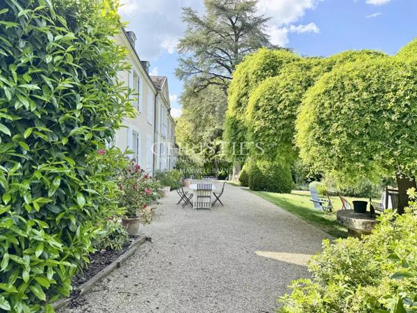 Elegante propriété avec 12 hectares de jardins et de terrain