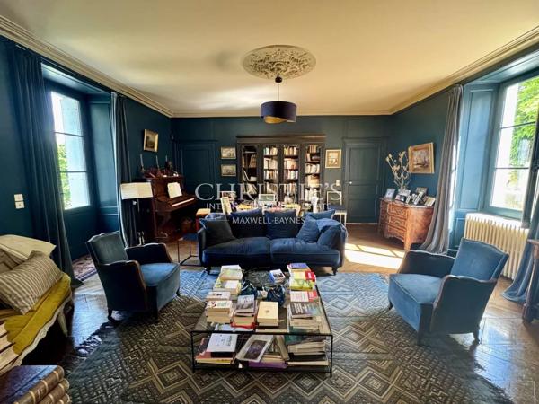 Elegante propriété avec 12 hectares de jardins et de terrain