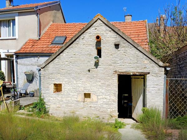 PREMIERE ACQUISITION : CALME -JARDIN -GARAGE ET BELLES DEPENDANCES