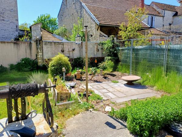 PREMIERE ACQUISITION : CALME -JARDIN -GARAGE ET BELLES DEPENDANCES