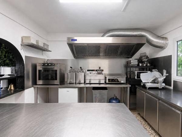 CANET EN ROUSSILLON, FOND DE COMMERCE A VENDRE AVEC TERRASSE DANS RUE PASSANTE