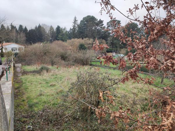 Terrain constructible non viabilisé à Cerizay de 891 m2 avec garage