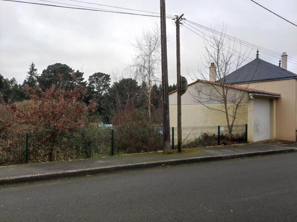 Terrain constructible non viabilisé à Cerizay de 891 m2 avec garage