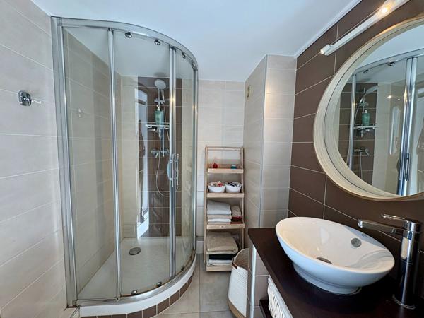 Appartement 3 pièce(s) 48 m² (68 m² hors carrez) + place de stationnement privative