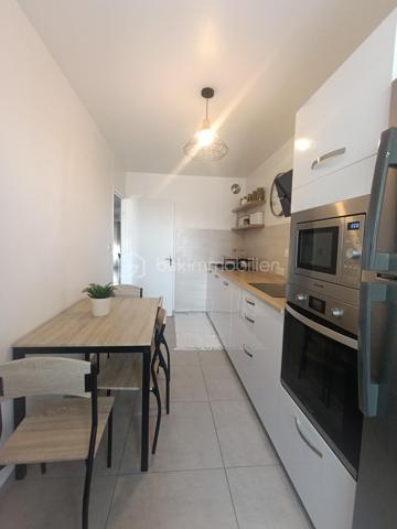 🏡 NOUVEAUTÉ À LA VENTE – BAGNOLS-SUR-CÈZE 📍

✨ Appartement d’environ 80 m² – 3 chambres – 2 extérieurs – Garage

Je vous présente ce bel appartement situé au 1er étage de la résidence Les Cormiers, dans un environnement sécurisé avec parc privé.
🔑 Il se compose de :
🛏️ 3 chambres
🍽️ Cuisine récente entièrement équipée
🚿 Salle d’eau avec douche à l’italienne
🚽 WC séparés
🛋️ Belle pièce de vie
☀️ 2 terrasses / balcons
❄️ Climatisation réversible
🚗 Garage privatif en sous-sol

⭐ Les + du bien :
✔️ Résidence sécurisée
✔️ Parc privé
✔️ Commerces et centre-ville à proximité
✔️ DPE B – GES A
✔️ Appartement fonctionnel et agréable à vivre

💰 Prix : 146 000 € FAI

📞 Une visite ? Contactez-moi !

Sandra Simoncelli Clain – BSK Immobilier
📲 06 67 88 56 18

📍 Bagnols-sur-Cèze & alentours