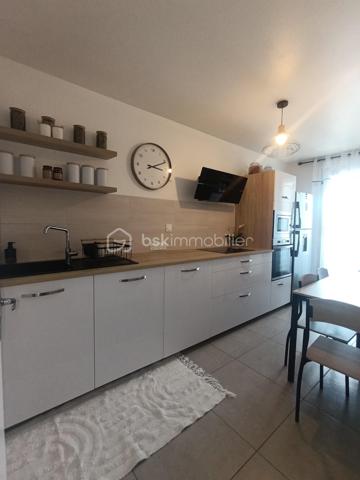 🏡 NOUVEAUTÉ À LA VENTE – BAGNOLS-SUR-CÈZE 📍

✨ Appartement d’environ 80 m² – 3 chambres – 2 extérieurs – Garage

Je vous présente ce bel appartement situé au 1er étage de la résidence Les Cormiers, dans un environnement sécurisé avec parc privé.
🔑 Il se compose de :
🛏️ 3 chambres
🍽️ Cuisine récente entièrement équipée
🚿 Salle d’eau avec douche à l’italienne
🚽 WC séparés
🛋️ Belle pièce de vie
☀️ 2 terrasses / balcons
❄️ Climatisation réversible
🚗 Garage privatif en sous-sol

⭐ Les + du bien :
✔️ Résidence sécurisée
✔️ Parc privé
✔️ Commerces et centre-ville à proximité
✔️ DPE B – GES A
✔️ Appartement fonctionnel et agréable à vivre

💰 Prix : 146 000 € FAI

📞 Une visite ? Contactez-moi !

Sandra Simoncelli Clain – BSK Immobilier
📲 06 67 88 56 18

📍 Bagnols-sur-Cèze & alentours