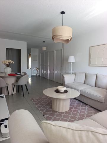🏡 NOUVEAUTÉ À LA VENTE – BAGNOLS-SUR-CÈZE 📍

✨ Appartement d’environ 80 m² – 3 chambres – 2 extérieurs – Garage

Je vous présente ce bel appartement situé au 1er étage de la résidence Les Cormiers, dans un environnement sécurisé avec parc privé.
🔑 Il se compose de :
🛏️ 3 chambres
🍽️ Cuisine récente entièrement équipée
🚿 Salle d’eau avec douche à l’italienne
🚽 WC séparés
🛋️ Belle pièce de vie
☀️ 2 terrasses / balcons
❄️ Climatisation réversible
🚗 Garage privatif en sous-sol

⭐ Les + du bien :
✔️ Résidence sécurisée
✔️ Parc privé
✔️ Commerces et centre-ville à proximité
✔️ DPE B – GES A
✔️ Appartement fonctionnel et agréable à vivre

💰 Prix : 146 000 € FAI

📞 Une visite ? Contactez-moi !

Sandra Simoncelli Clain – BSK Immobilier
📲 06 67 88 56 18

📍 Bagnols-sur-Cèze & alentours