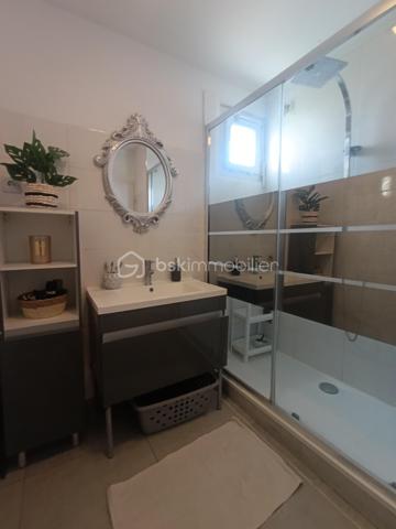 🏡 NOUVEAUTÉ À LA VENTE – BAGNOLS-SUR-CÈZE 📍

✨ Appartement d’environ 80 m² – 3 chambres – 2 extérieurs – Garage

Je vous présente ce bel appartement situé au 1er étage de la résidence Les Cormiers, dans un environnement sécurisé avec parc privé.
🔑 Il se compose de :
🛏️ 3 chambres
🍽️ Cuisine récente entièrement équipée
🚿 Salle d’eau avec douche à l’italienne
🚽 WC séparés
🛋️ Belle pièce de vie
☀️ 2 terrasses / balcons
❄️ Climatisation réversible
🚗 Garage privatif en sous-sol

⭐ Les + du bien :
✔️ Résidence sécurisée
✔️ Parc privé
✔️ Commerces et centre-ville à proximité
✔️ DPE B – GES A
✔️ Appartement fonctionnel et agréable à vivre

💰 Prix : 146 000 € FAI

📞 Une visite ? Contactez-moi !

Sandra Simoncelli Clain – BSK Immobilier
📲 06 67 88 56 18

📍 Bagnols-sur-Cèze & alentours