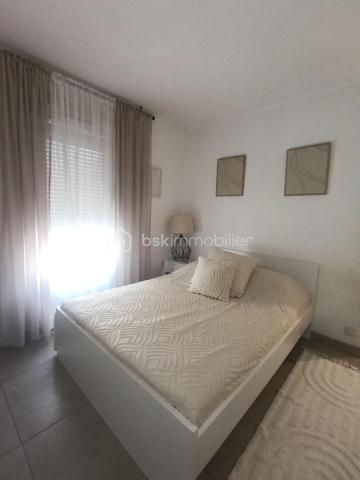 🏡 NOUVEAUTÉ À LA VENTE – BAGNOLS-SUR-CÈZE 📍

✨ Appartement d’environ 80 m² – 3 chambres – 2 extérieurs – Garage

Je vous présente ce bel appartement situé au 1er étage de la résidence Les Cormiers, dans un environnement sécurisé avec parc privé.
🔑 Il se compose de :
🛏️ 3 chambres
🍽️ Cuisine récente entièrement équipée
🚿 Salle d’eau avec douche à l’italienne
🚽 WC séparés
🛋️ Belle pièce de vie
☀️ 2 terrasses / balcons
❄️ Climatisation réversible
🚗 Garage privatif en sous-sol

⭐ Les + du bien :
✔️ Résidence sécurisée
✔️ Parc privé
✔️ Commerces et centre-ville à proximité
✔️ DPE B – GES A
✔️ Appartement fonctionnel et agréable à vivre

💰 Prix : 146 000 € FAI

📞 Une visite ? Contactez-moi !

Sandra Simoncelli Clain – BSK Immobilier
📲 06 67 88 56 18

📍 Bagnols-sur-Cèze & alentours