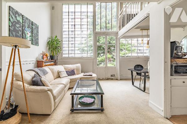 PARIS16 - VICTOR HUGO - TROCADERO Appartement Atelier d'artiste 76.82 m² en dernier étage.