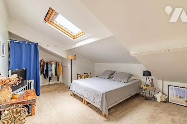 PARIS16 - VICTOR HUGO - TROCADERO Appartement Atelier d'artiste 76.82 m² en dernier étage.