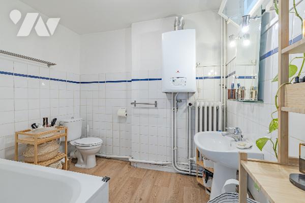 PARIS16 - VICTOR HUGO - TROCADERO Appartement Atelier d'artiste 76.82 m² en dernier étage.