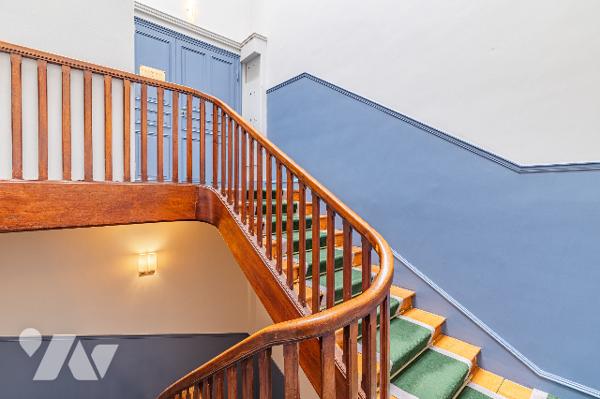 PARIS16 - VICTOR HUGO - TROCADERO Appartement Atelier d'artiste 76.82 m² en dernier étage.