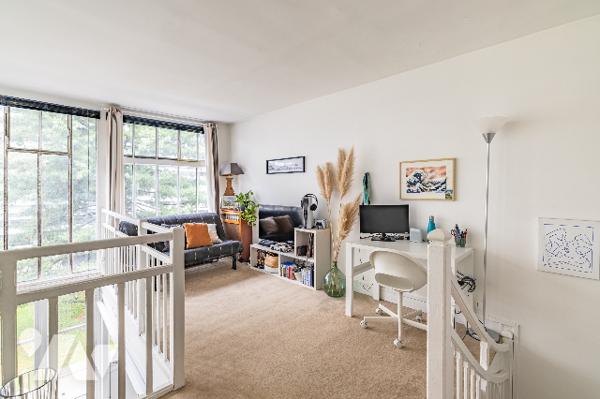 PARIS16 - VICTOR HUGO - TROCADERO Appartement Atelier d'artiste 76.82 m² en dernier étage.