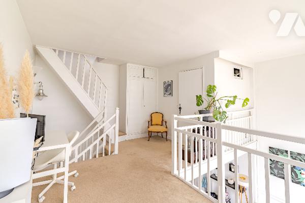 PARIS16 - VICTOR HUGO - TROCADERO Appartement Atelier d'artiste 76.82 m² en dernier étage.