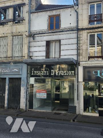 À vendre à Bar-sur-Aube, au c?ur des villages viticoles champenois, cet immeuble mixte offre un...