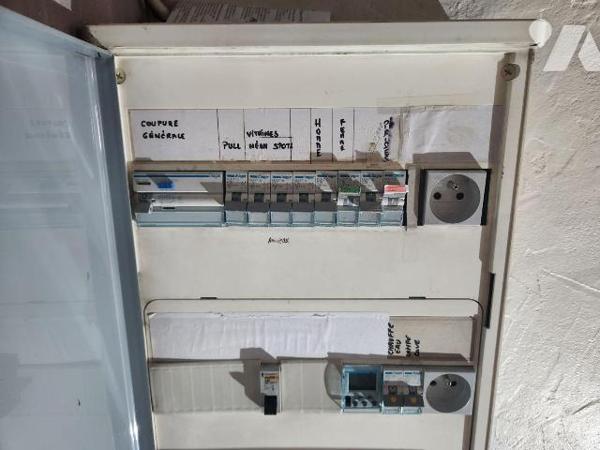 À vendre à Bar-sur-Aube, au c?ur des villages viticoles champenois, cet immeuble mixte offre un...