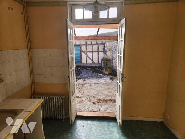 À vendre à Bar-sur-Aube, au c?ur des villages viticoles champenois, cet immeuble mixte offre un...