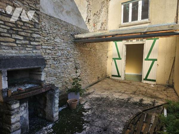 À vendre à Bar-sur-Aube, au c?ur des villages viticoles champenois, cet immeuble mixte offre un...
