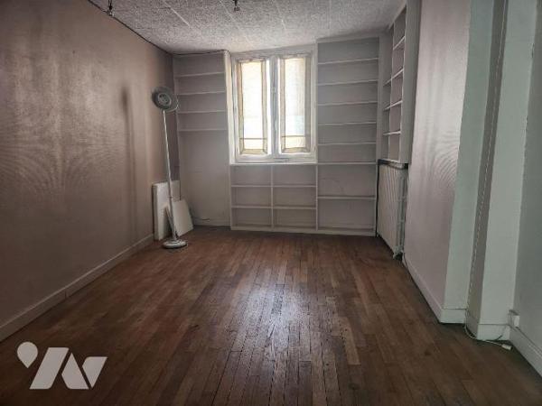 À vendre à Bar-sur-Aube, au c?ur des villages viticoles champenois, cet immeuble mixte offre un...