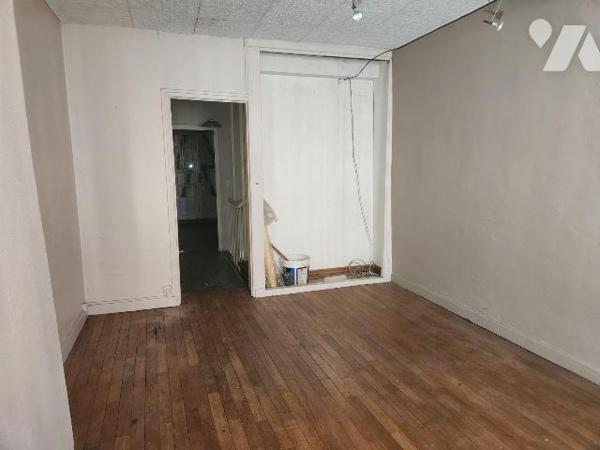 À vendre à Bar-sur-Aube, au c?ur des villages viticoles champenois, cet immeuble mixte offre un...