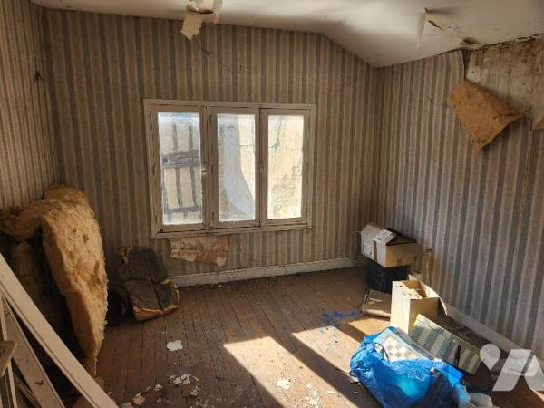 À vendre à Bar-sur-Aube, au c?ur des villages viticoles champenois, cet immeuble mixte offre un...