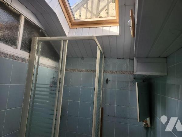 À vendre à Bar-sur-Aube, au c?ur des villages viticoles champenois, cet immeuble mixte offre un...