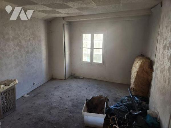 À vendre à Bar-sur-Aube, au c?ur des villages viticoles champenois, cet immeuble mixte offre un...