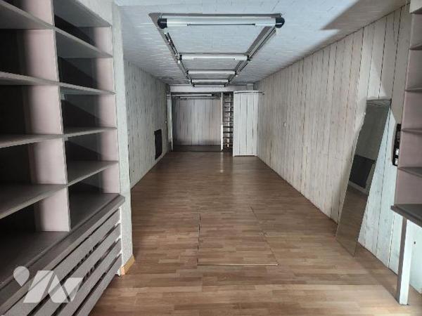 À vendre à Bar-sur-Aube, au c?ur des villages viticoles champenois, cet immeuble mixte offre un...