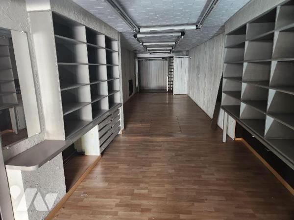 À vendre à Bar-sur-Aube, au c?ur des villages viticoles champenois, cet immeuble mixte offre un...