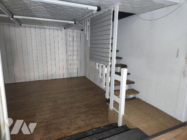 À vendre à Bar-sur-Aube, au c?ur des villages viticoles champenois, cet immeuble mixte offre un...