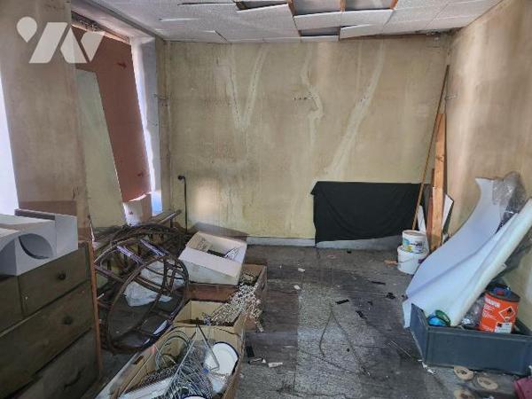 À vendre à Bar-sur-Aube, au c?ur des villages viticoles champenois, cet immeuble mixte offre un...