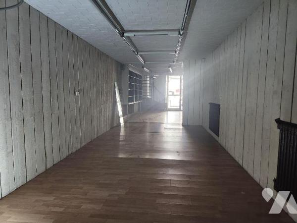 À vendre à Bar-sur-Aube, au c?ur des villages viticoles champenois, cet immeuble mixte offre un...