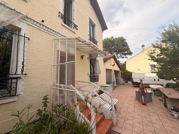 PABLO PICASSO / PALAIS DE JUSTICE. MAISON 66 m² + 610 m² DE TERRAIN + 2 GARAGES RARE SUR LE SECTEUR !