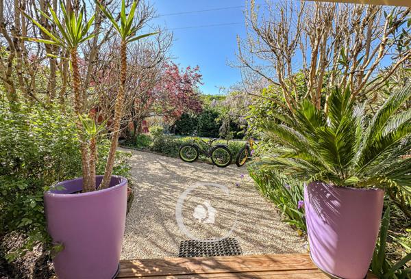 Baron (33750) CHARMANTE MAISON FAMILIALE R+1 - 4 CHAMBRES - JARDIN - SPA - ATELIER