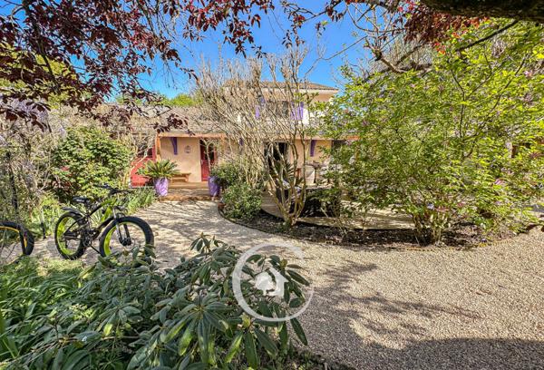 Baron (33750) CHARMANTE MAISON FAMILIALE R+1 - 4 CHAMBRES - JARDIN - SPA - ATELIER