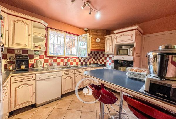 Baron (33750) CHARMANTE MAISON FAMILIALE R+1 - 4 CHAMBRES - JARDIN - SPA - ATELIER