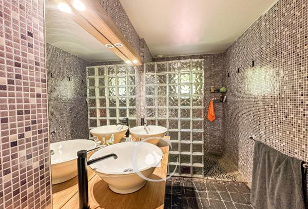 Baron (33750) CHARMANTE MAISON FAMILIALE R+1 - 4 CHAMBRES - JARDIN - SPA - ATELIER