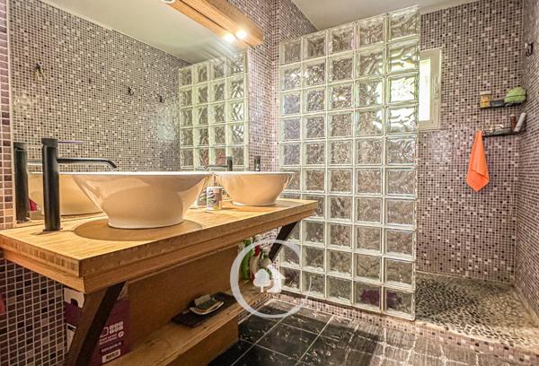 Baron (33750) CHARMANTE MAISON FAMILIALE R+1 - 4 CHAMBRES - JARDIN - SPA - ATELIER