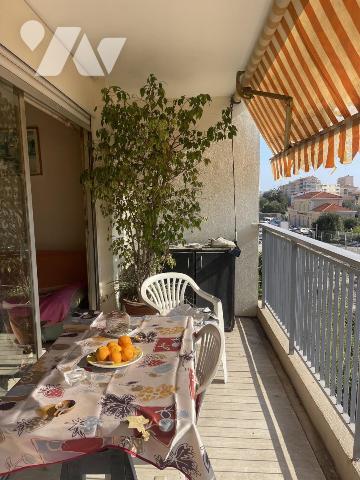 GOLFE-JUAN CENTRE GRAND STUDIO AVEC TERRASSE 