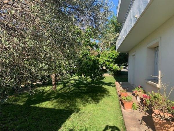 Grande maison avec trois appartements séparés sur joli terrain arboré.