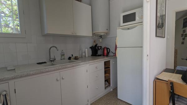 Grande maison avec trois appartements séparés sur joli terrain arboré.