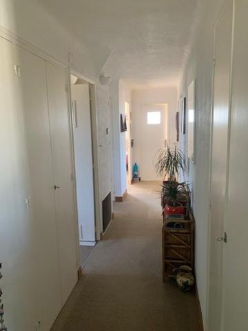 Grande maison avec trois appartements séparés sur joli terrain arboré.