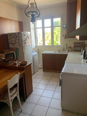 Grande maison avec trois appartements séparés sur joli terrain arboré.