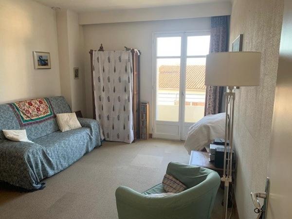 Grande maison avec trois appartements séparés sur joli terrain arboré.