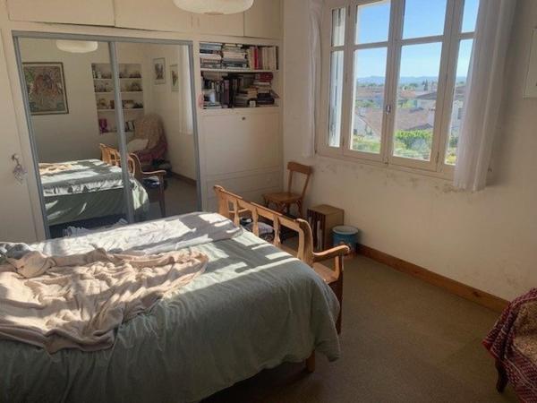 Grande maison avec trois appartements séparés sur joli terrain arboré.