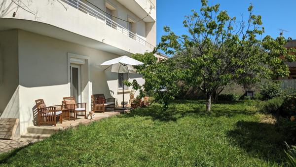 Grande maison avec trois appartements séparés sur joli terrain arboré.