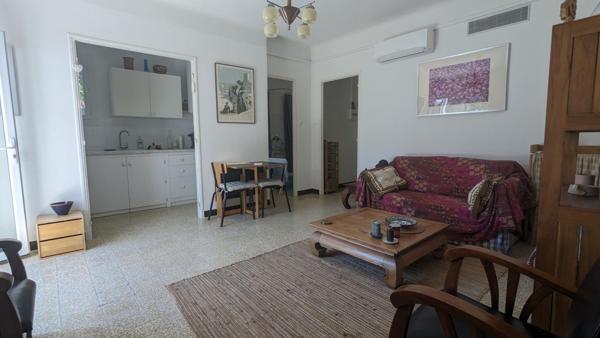 Grande maison avec trois appartements séparés sur joli terrain arboré.