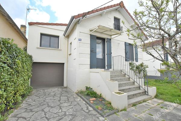 Maison de ville rénovée située dans un quartier résidentiel.